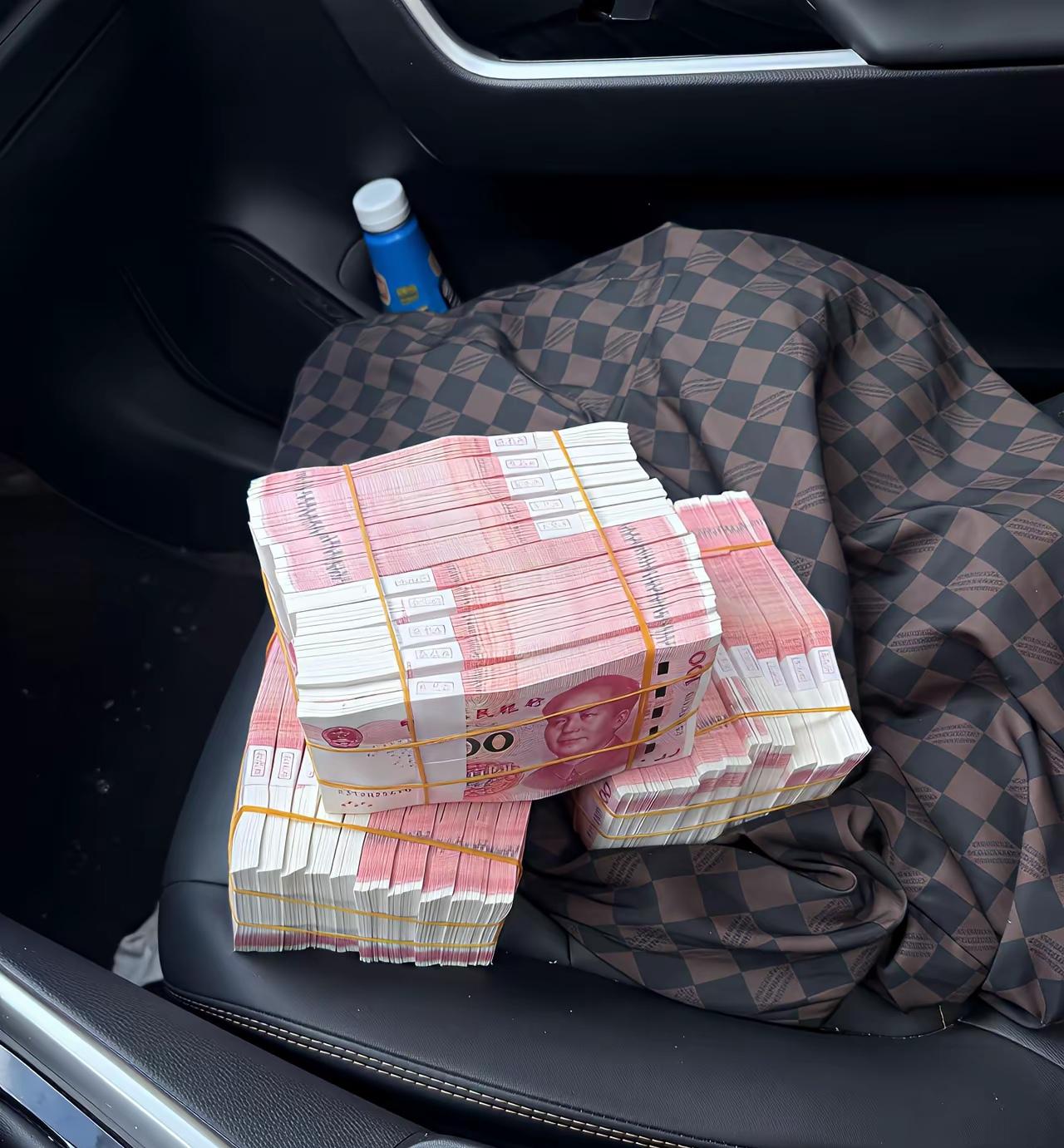 五线县城3000工资有存款能不能躺平，得看存款有多少。按银行低风险理财年化3%收