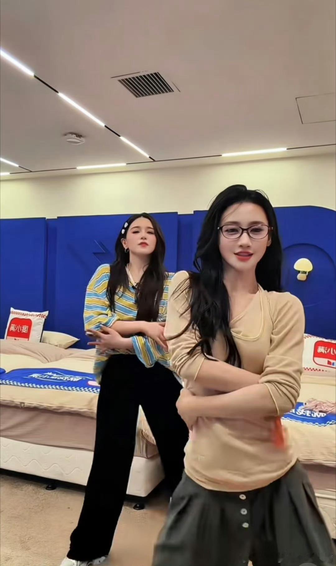 太过分了！！！正好是她们在录视频的时候没有拉窗户浪姐宿舍窗户偷拍