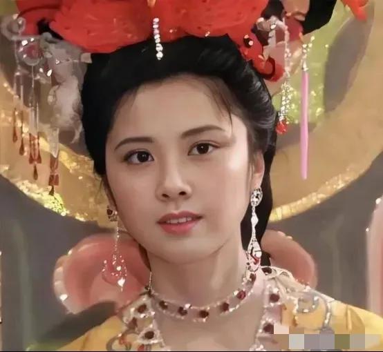 1982年深夜，央视《西游记》剧组办公室，杨洁对着一张写着“杨春霞（已承诺）”的