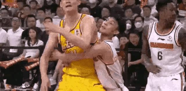徐杰式防守，篮协没点名前，身高一米七八的徐杰，采用这种搂抱搓澡式防守，把两米一十