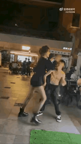 个子高还是沾光的这下男人更为这个自卑了