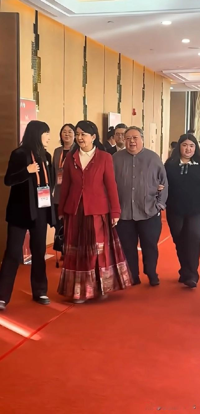 胡慧中高龄得女不易，对闺女宠爱有加。孩子健康快乐成长就是福，圆润些也是掌上明珠嘛