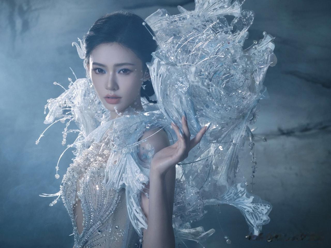 女孩子怎么穿搭既时尚又好看?林允|水龙吟演唱会造型|闪钻鱼尾裙+羽毛肩饰