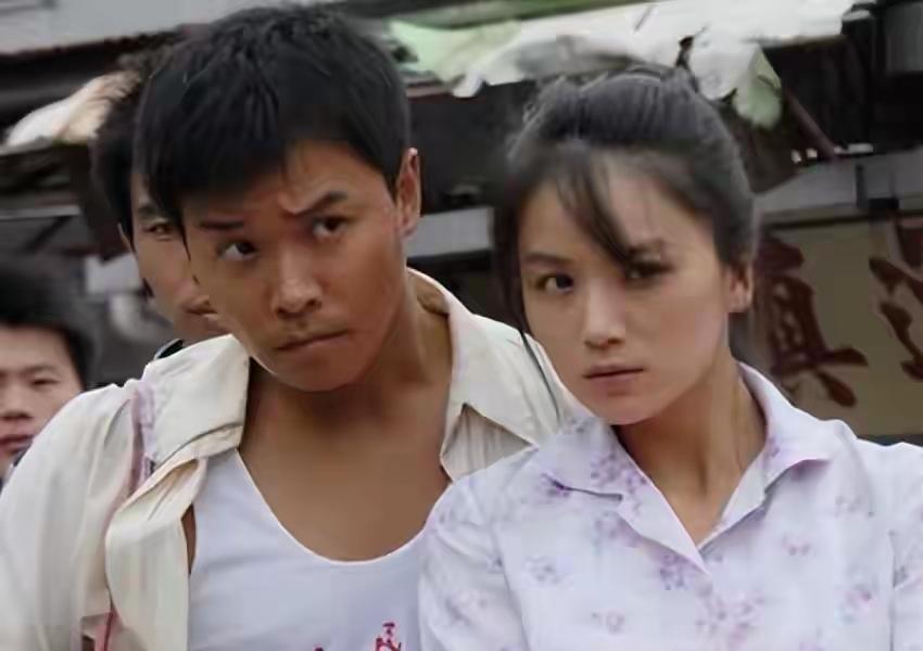 曹曦文曾被陈思诚深爱，对方事业起步时她倾尽资源相助，还默默筹备婚事，却等不来求婚