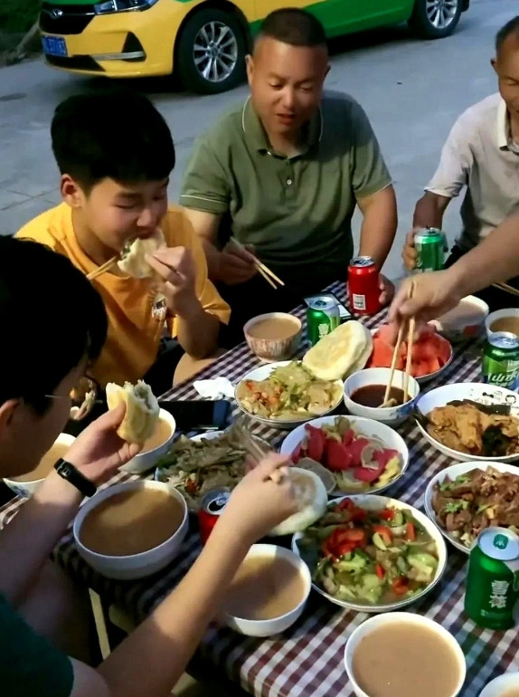 前几年过年，舅舅一家来我们家吃饭，喝多了跟我妈妈吵起来了，说他家孩子这么多年了没