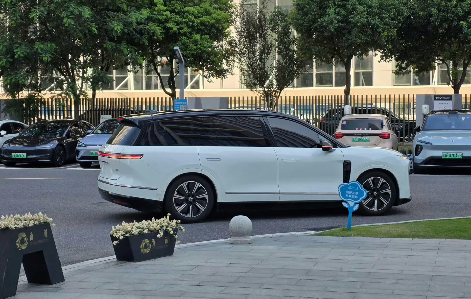 蔚来es8和领克900有亿点点像，都说设计趋同了，偏不信[捂脸哭]​​​