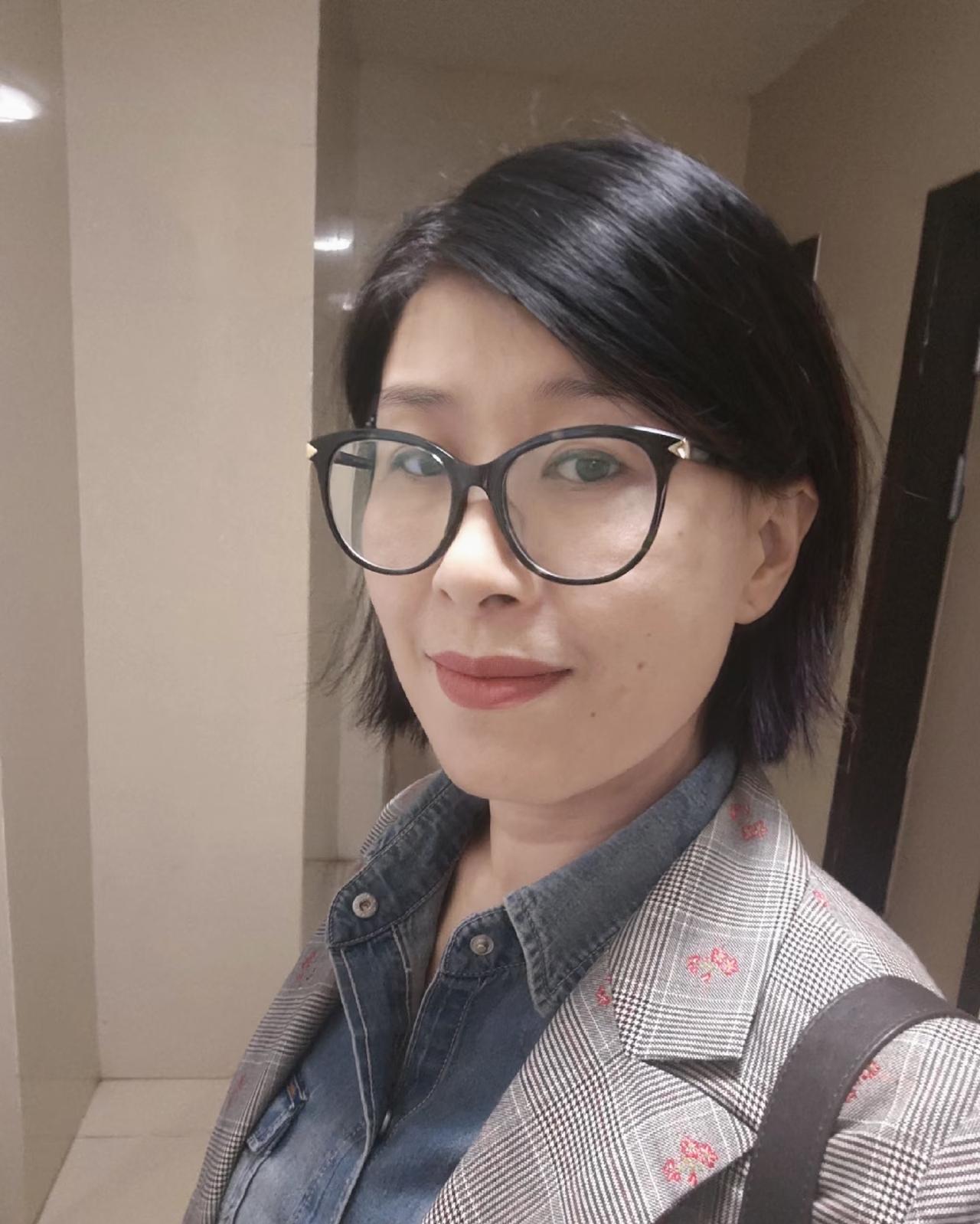 最近非常有感触的一段话：有些女人不抽烟、不喝酒、不蹦迪，圈子非常干净，她们在难过