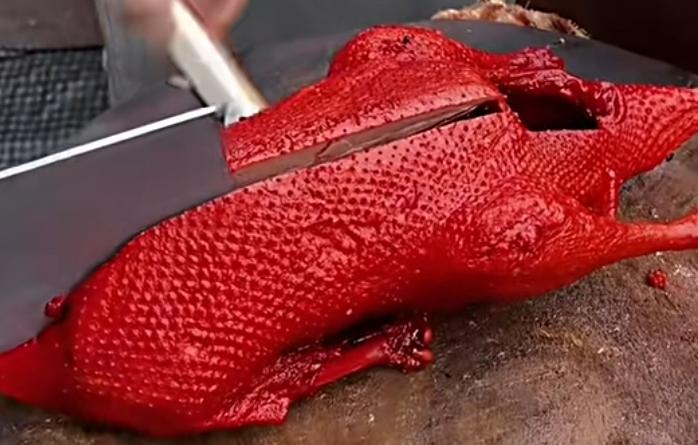 这样的鸭肉能吃吗?怕不是用了科技与狠活，不像糖色不像老抽不像酱油，难道是祖传秘方