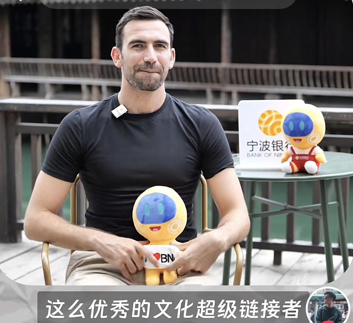 海南岛上，盛开着鲜花，哈尔滨，白雪还在飞舞，两个外国人和罗师傅完成4天的南北穿越