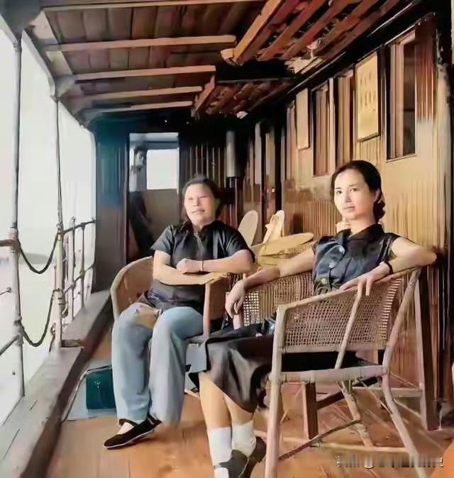 上世纪六十年代，两位元帅夫人在游船上留下这张合影。木质船舱里，藤椅上的她们神态