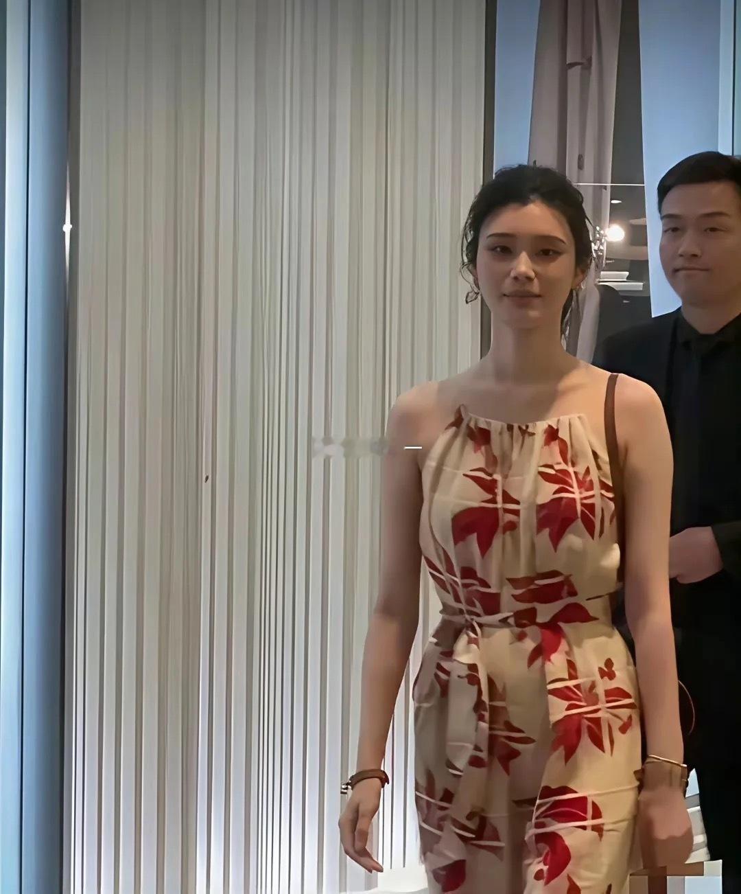 感觉像奚梦瑶唯一一件丑衣服，她这么完美对身材都穿出了小肚子很大的感觉