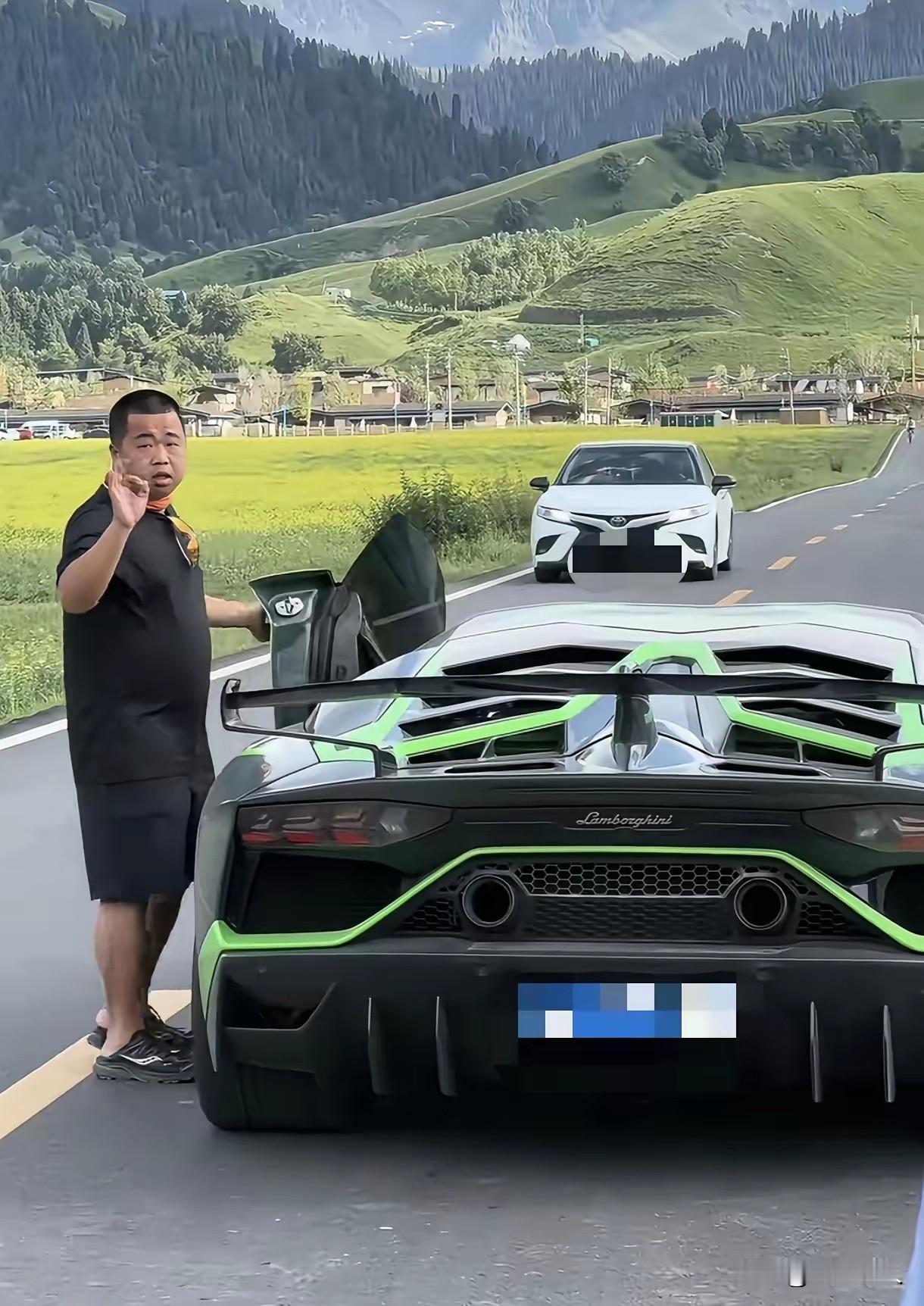 拥有2700多万粉丝的著名旅游博主蓝战非，座驾是价值700多万的兰博基尼大牛SV
