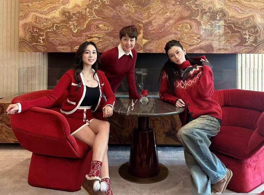 判断一个豪门媳妇是否站稳，别看婚礼排场。要看婆婆在合照时，身体朝哪个方向倾斜。