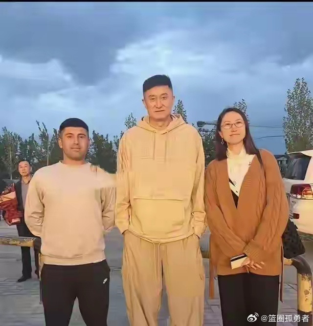 球迷偶遇回到新疆的杜峰！傍边那位是他姐姐​​​