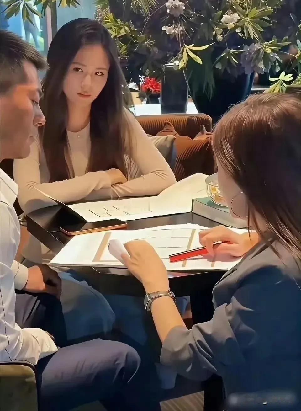 这就是销冠与普通员工的区别，上海一对夫妻去买车，美女销冠直接下跪跟男客户介绍车型
