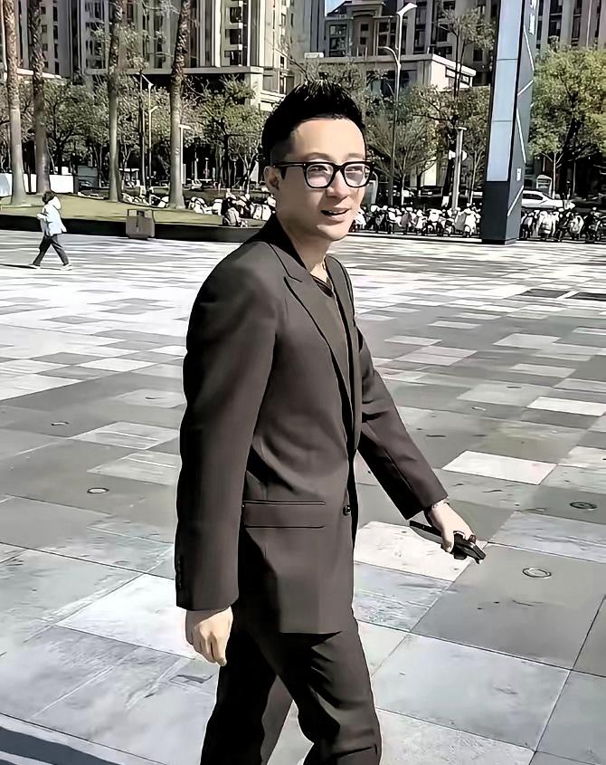 麻六记这盘棋,谁才是真正的大佬.大家瞅着麻六记,都知道汪小菲,他是牌子门