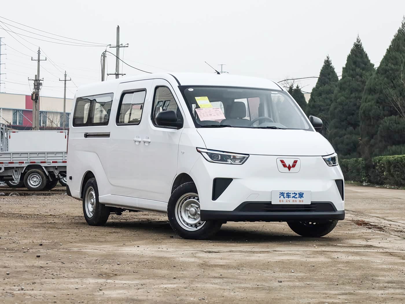 好车分享五菱杨光电动微面，车长5米，车宽1米8，图中这是续航最长的客车版，44