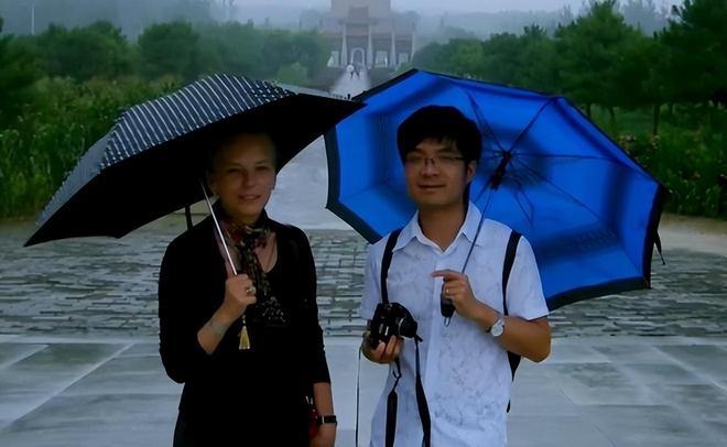 2008年，28岁的北京独生子王荻做出了让整个家庭难以接受的决定：他要和年长自己