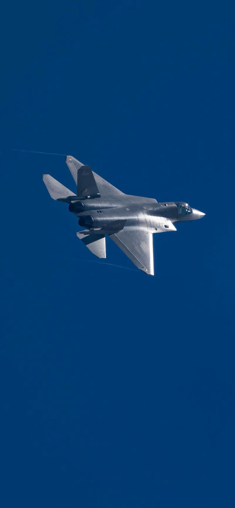 歼-35战斗机作为中国自主研发的首款舰载隐身战斗机，其性能在多个关键领域展现出显