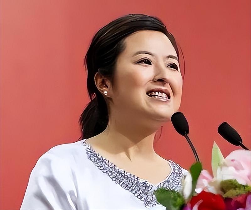“央视名嘴”张泉灵嫁给李铁后，因病从央视离职，没过多久，张泉灵瞒着老公，带着