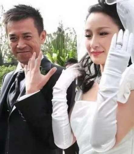 2009年，38岁的王学兵娶了31岁的美女孙宁。结婚时，孙宁又买房又办婚宴。结果