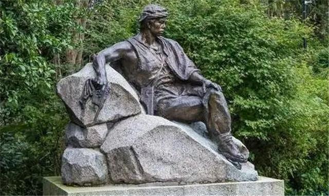 这是井冈山“山大王”袁文才的两个女儿在父亲墓前合影。袁文才32岁被错杀后，3个幼