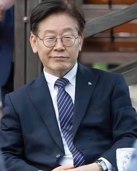 李在明今天正式入驻青瓦台办公，可见他对自己的未来是有信心的，他根本不相信所谓的“