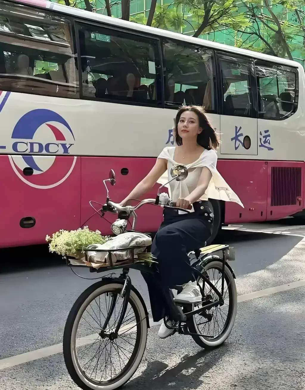 高圆圆骑着老式的自行车，好有气质