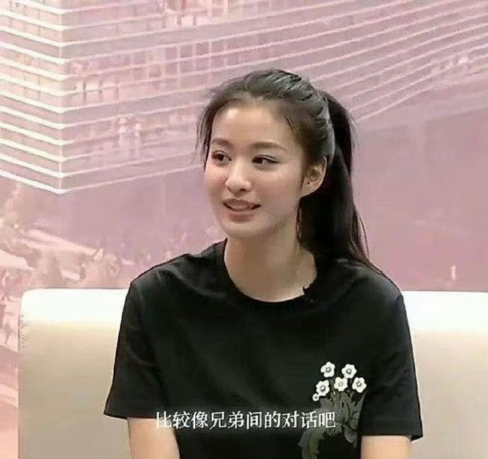 原来早期的王楚然长这样！完全素颜出镜的模样，看着妥妥就是一位亲切随和的邻家大姐姐