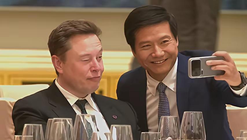 雷军和马斯克合影！库克和马斯克合影！忽然发现，马斯克好像架子有点大！别人都