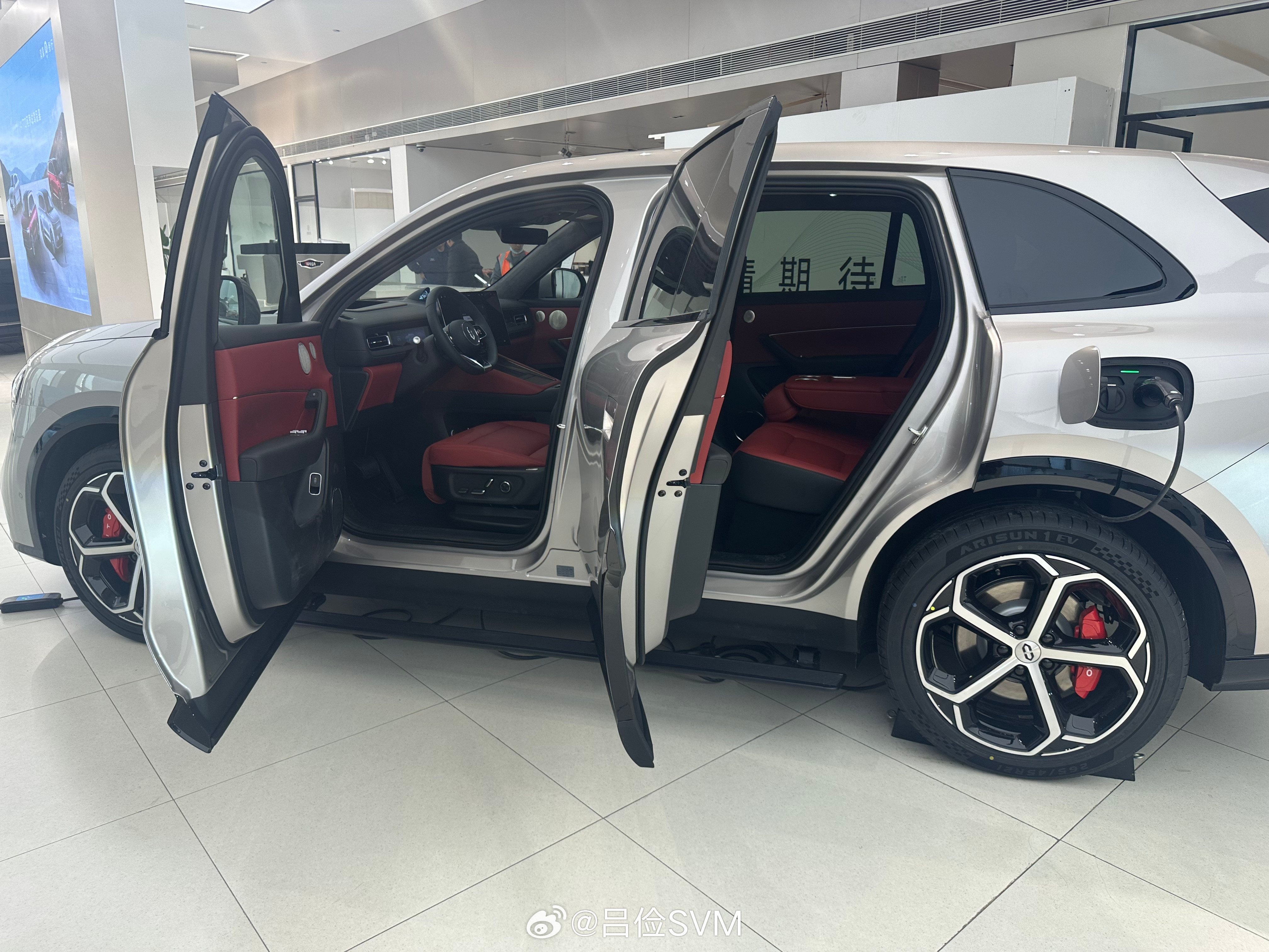 今天陪着朋友去门店看了问界M6。我们去的这家门店还在装修，但即便如此，来看M6的