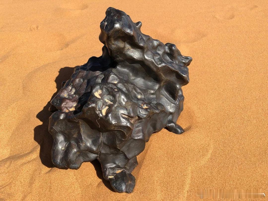 一块在沙漠中发现的铁陨石。它外表面的坑洼并非偶然形成，而是高速进入大气层时在极端