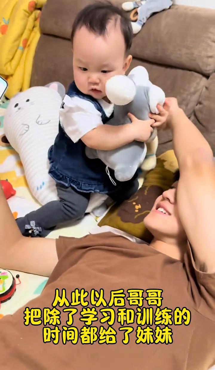 谁敢信呐？平时那个眼高于顶、酷得不行的19岁大男孩，一夜之间竟然变成了“超级奶