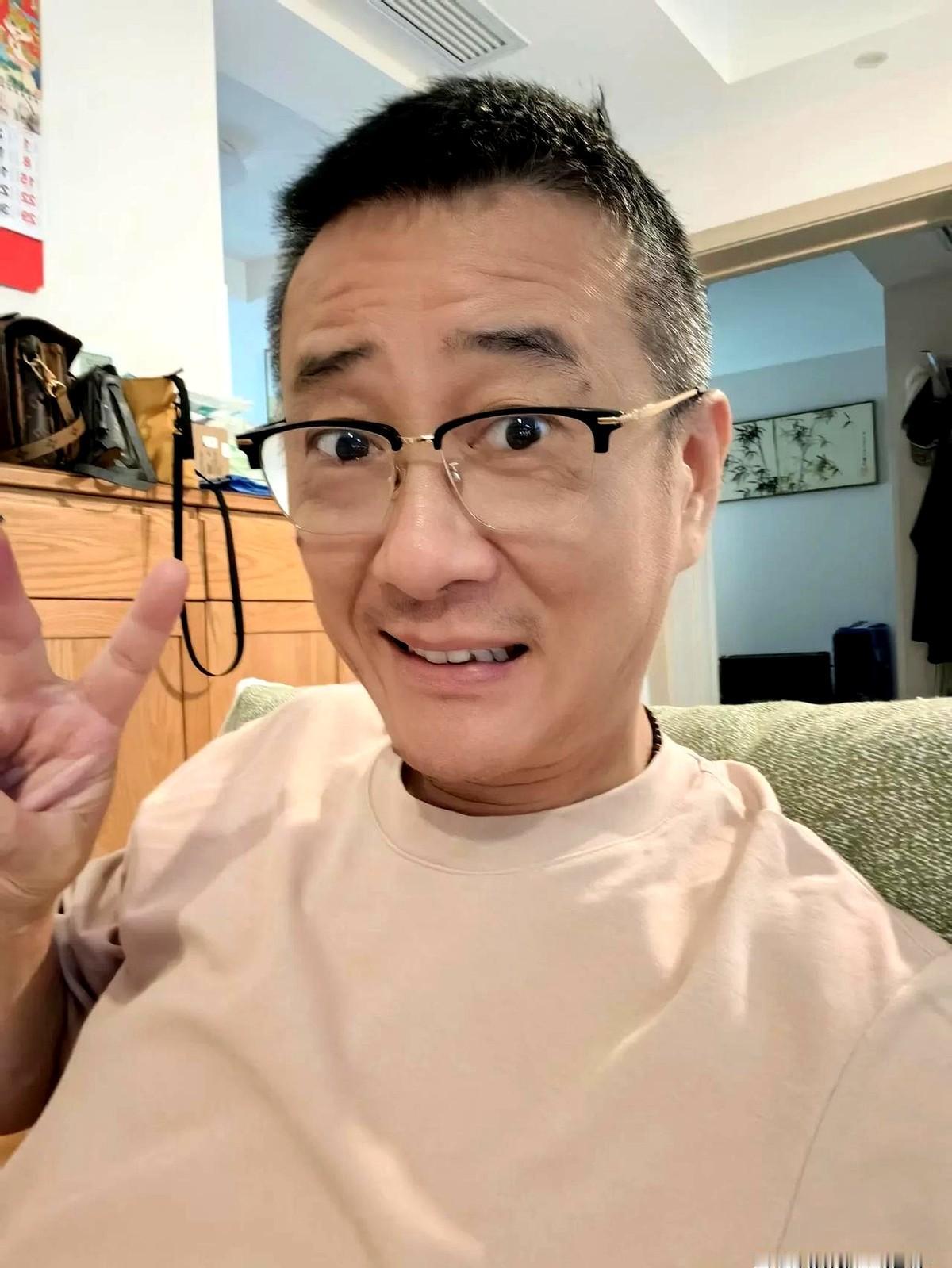 前几日，女儿突然问我和她妈妈：“你们为啥在家里老是跟我讲普通话呀？”这问题一