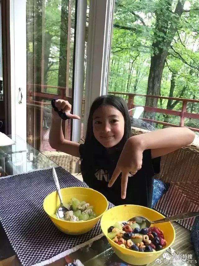 森蝶和夏天近照曝光肤白脸小头身比完美夏天晒黑了有点掉颜值