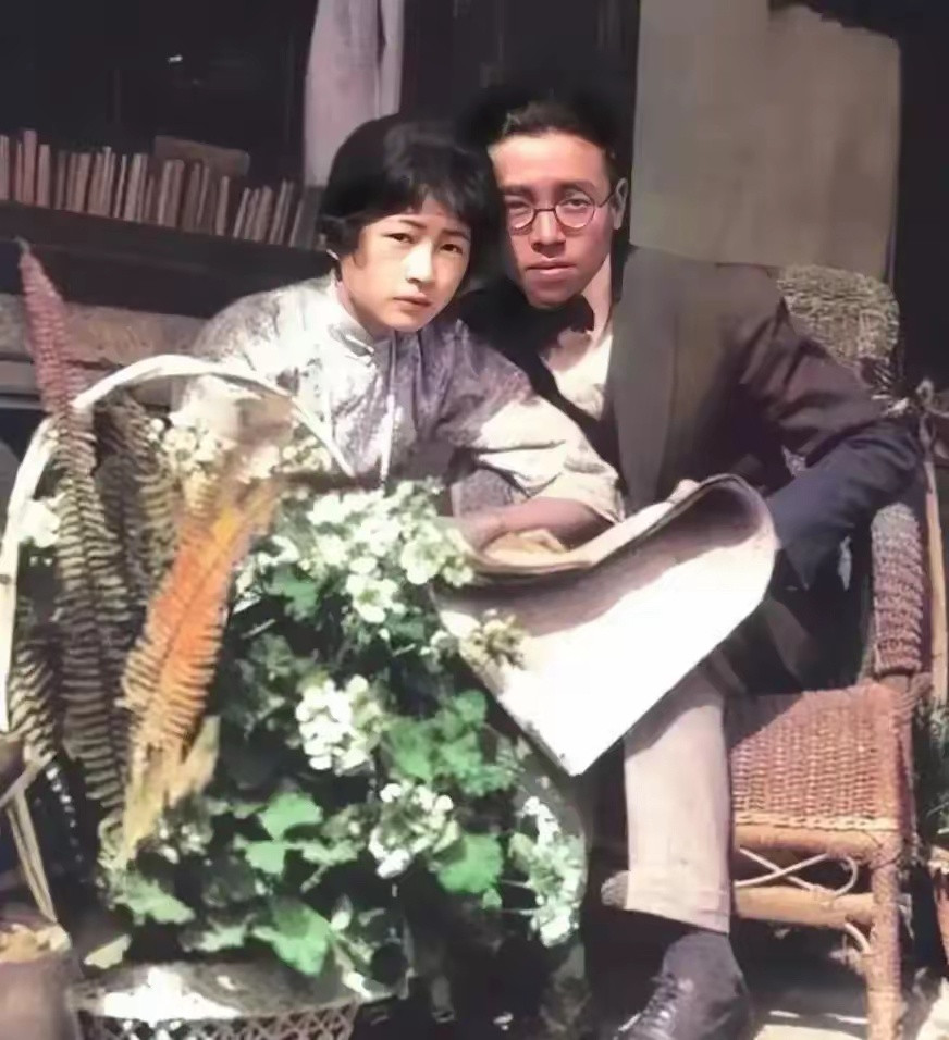 1922年，北京，热恋中的林徽因与梁思成坐在一起，甜蜜依偎着一起读报，二人父亲林