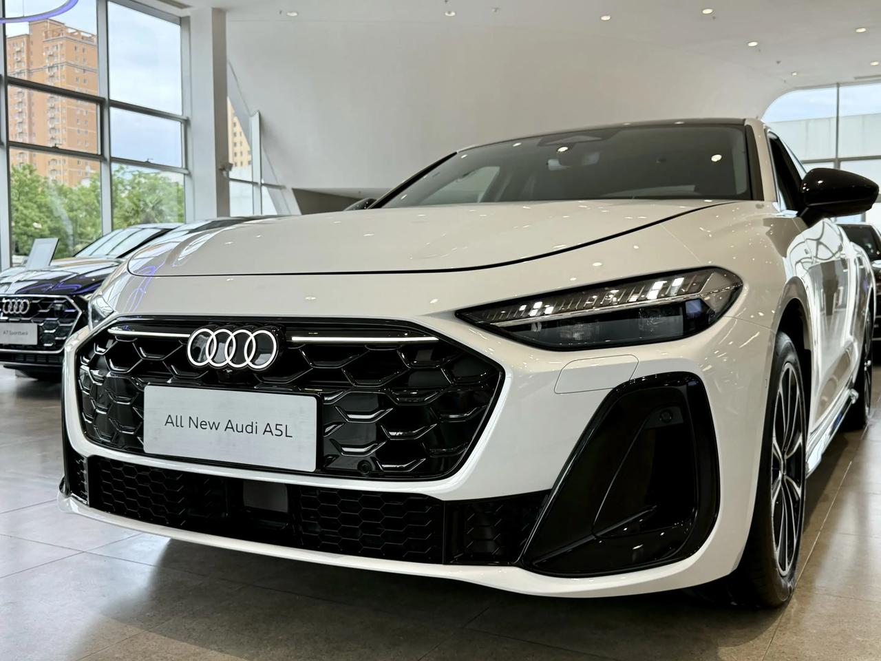 🚗开篇闲聊身边不少车友纠结二手豪华轿跑，奥迪A5L一直是绕不开的选择，无框