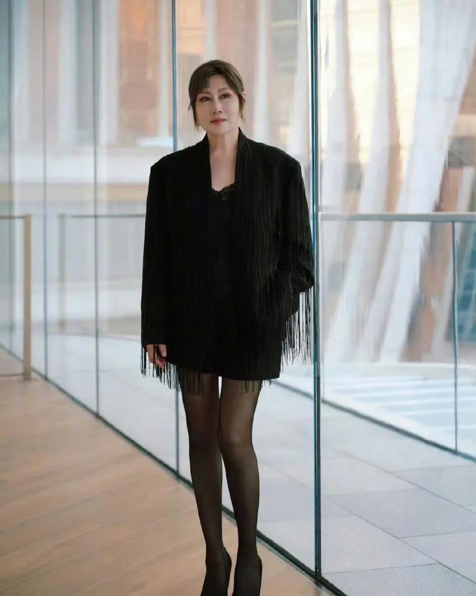 60岁在健身房骂哭30岁。张凯丽刚逼节目组小年轻做完第三组平板支撑。她拉伸时