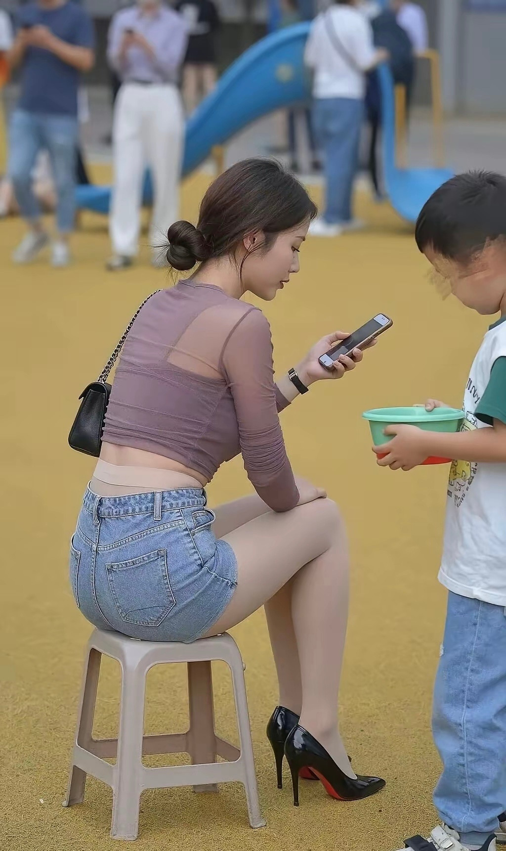 虽然人漂亮，但丝袜那么过高，真的好看吗