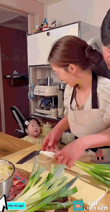 韩国六口人家庭早餐吃什么？我的妈呀，这个韩国家庭早餐吃大葱鸡蛋豆芽煮面条，六个