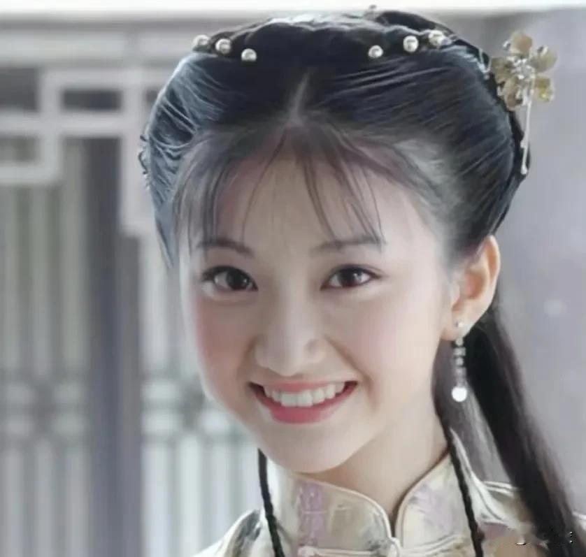 景甜年轻时的神情舒展开朗，肤白又貌美，头发还又多又黑，所以景甜和刘亦菲的模样一看
