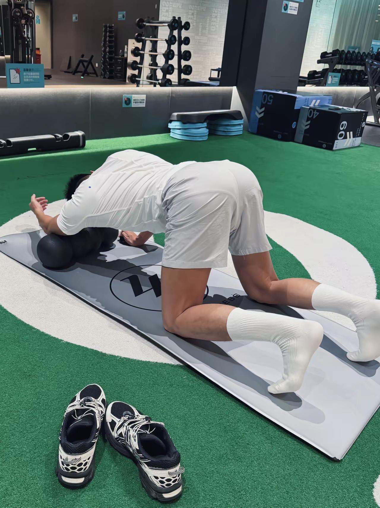 周末的河边，成了大家的秘密据点。有人慢跑，有人骑行，还有人只是站在那里吹风。阳光