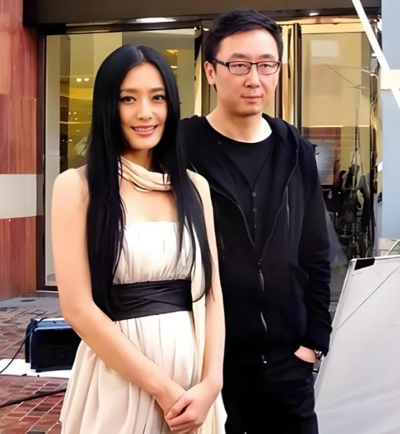 当年，热恋中的陆川多次向女友秦岚求婚，却始终被拒绝，一次，陆川气得扔掉了戒指：你