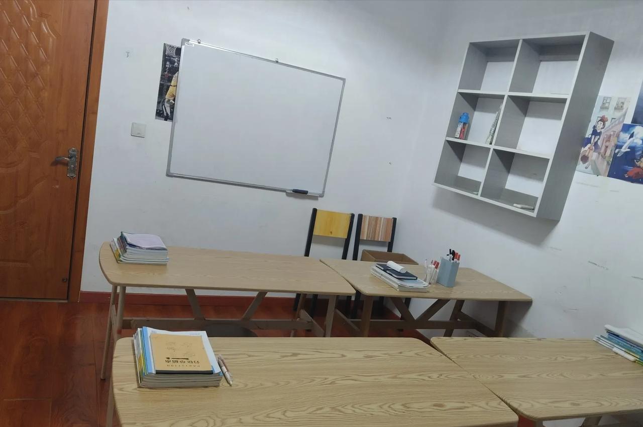 这边有一个三升四小男生，暑假刚来这里的。据孩子妈妈所说，这个孩子厌学相当严重，在