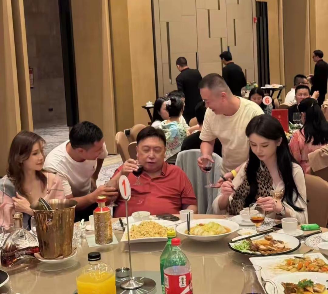 贾冰和老友聚餐，被人偷拍后，很多圈内的人都学精了，71岁的王晶，在吃饭的