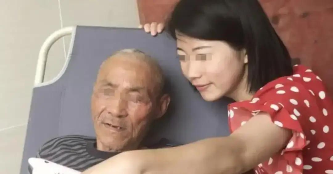 上海32岁女子林某跟70岁石大爷谈过一段恋爱，分手后突然说“我给你生了个儿子”，