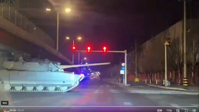 100式霸气过马路，四代坦克在批量生产。