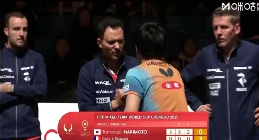 张本智和赛后直接开炮，说不光是跟对手打。他这次是跟“各种因素”斗。主持人几次