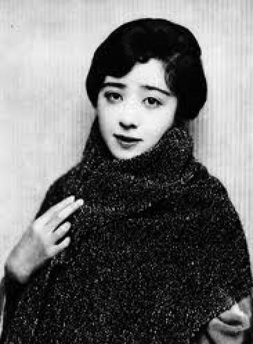 冈田嘉子（1902－1992）日本电影演员，1930年代红极一时。出生于广岛县，