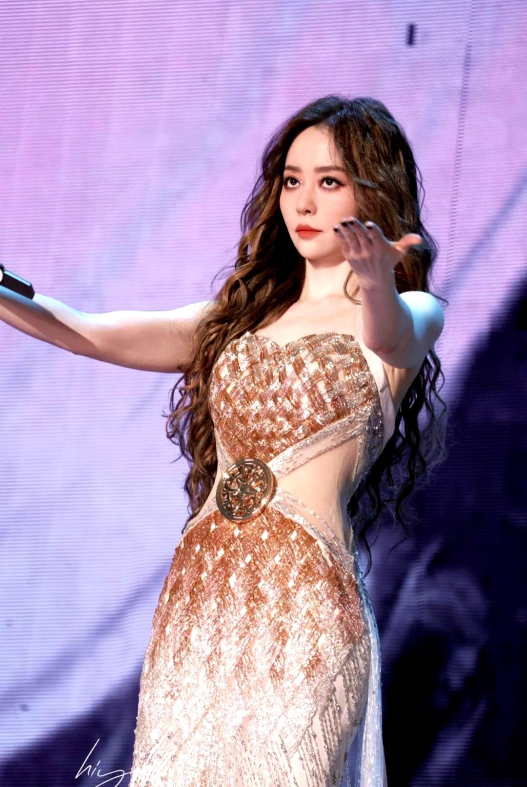 看到明星脸僵了，你还会觉得医美是变美捷径吗？张靓颖最近开演唱会，全程都冷着脸没